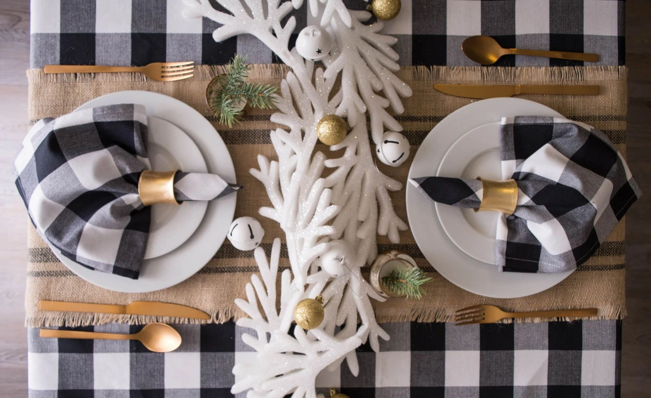 Set Of 2 White Hanging Foam Garland Leaves 51" 6 Set Of 2 White Hanging Foam Garland Leaves 51" - Image 4