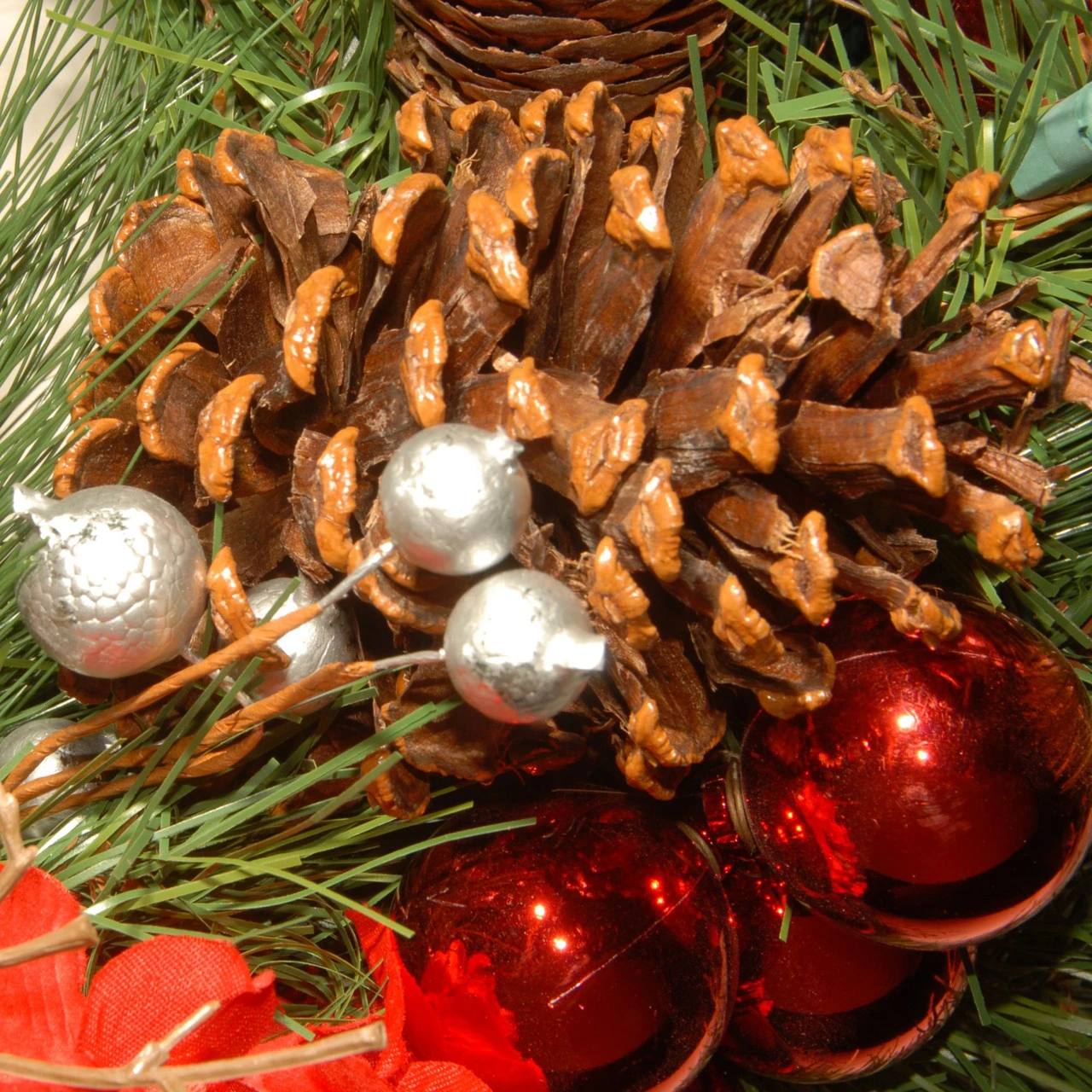 24" Pre-Lit B/O LED Hydrangea Artificial Christmas Wreath – Warm White Lights 6 24" Pre-Lit B/O LED Hydrangea Artificial Christmas Wreath – Warm White Lights - Image 4