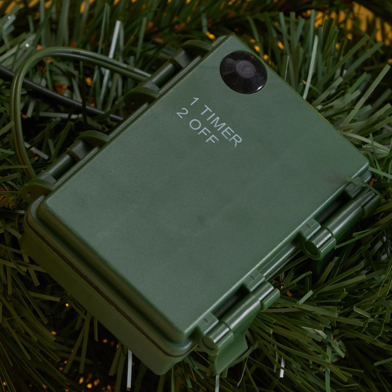 24" Mixed Spruce Christmas Wreath W/50 Warm White LED Lights, Frosted Branches, Red Berries And Pine 5 24" Mixed Spruce Christmas Wreath W/50 Warm White LED Lights, Frosted Branches, Red Berries And Pine - Image 3