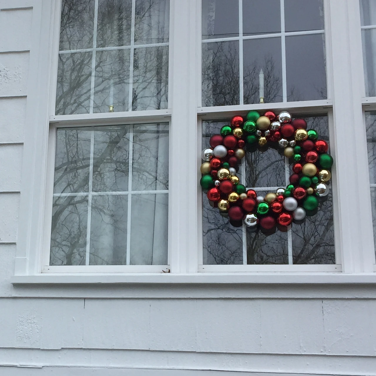 Traditional Colors 2-Finish Shatterproof Ball Christmas Wreath, 24-Inch 8 Traditional Colors 2-Finish Shatterproof Ball Christmas Wreath, 24-Inch - Image 6