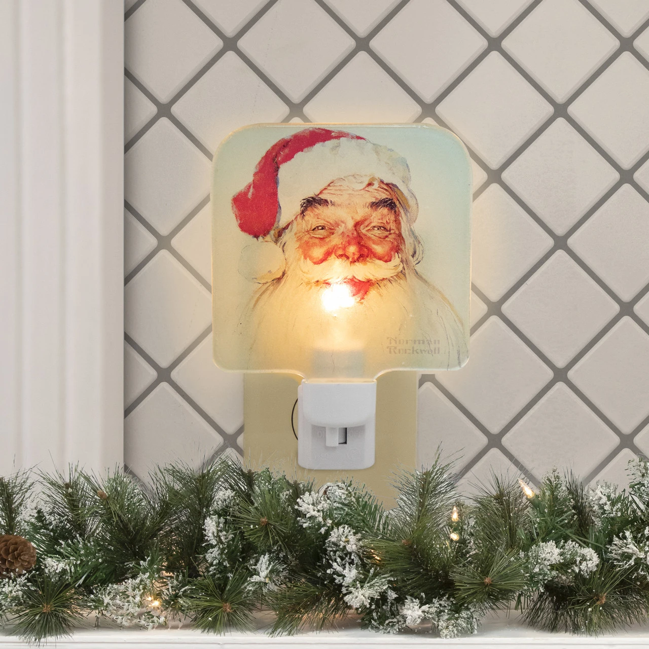 6" Norman Rockwell 'Santa Claus' Glass Christmas Night Light 4 6" Norman Rockwell 'Santa Claus' Glass Christmas Night Light - Image 2