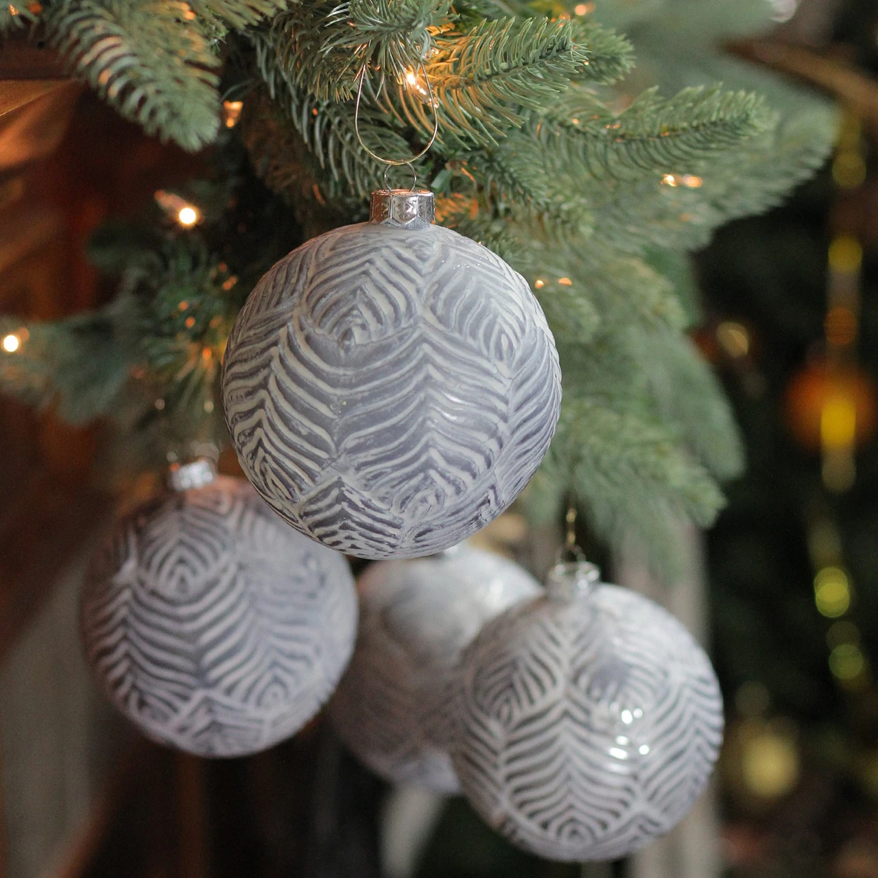 4ct Silver And White Antique Style Glass Christmas Ball Ornaments 4" (100mm) 5 4ct Silver And White Antique Style Glass Christmas Ball Ornaments 4" (100mm) - Image 3